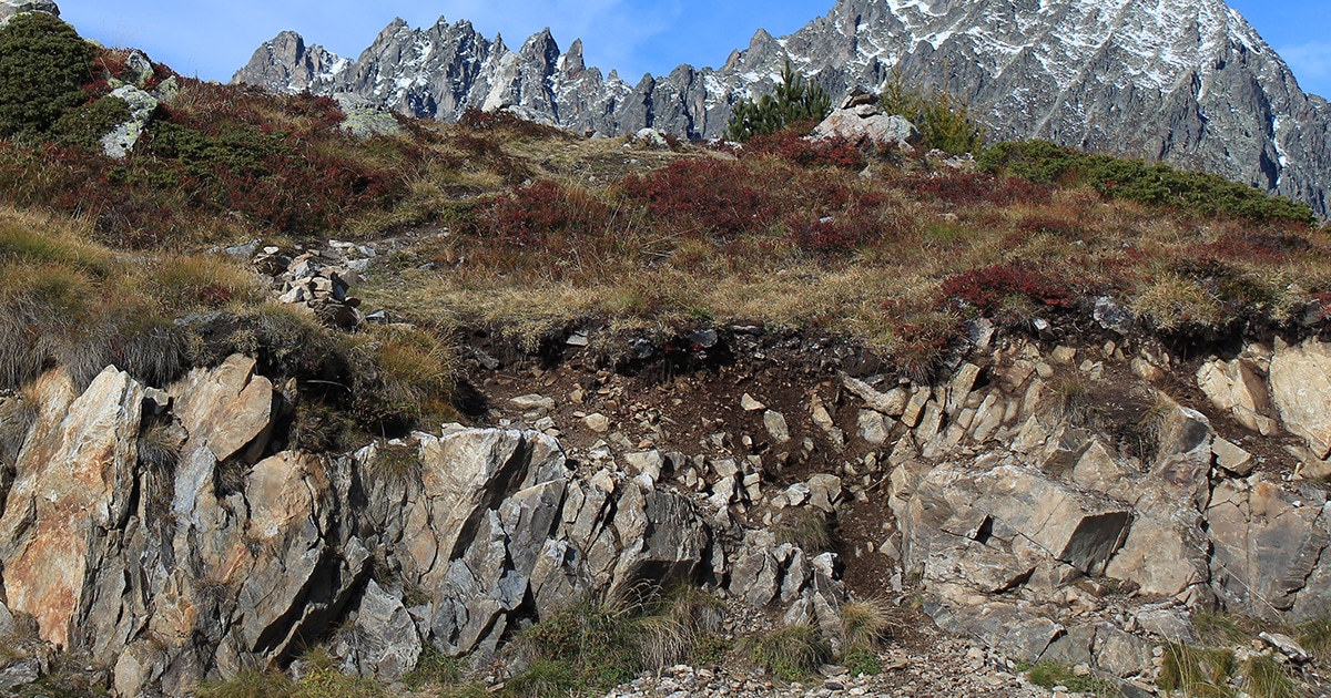 Cairn de pierres sur un sentier de montagne en Haute-Savoie